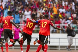 Formação da seleção nacional de futebol do mali no campo de futebol.