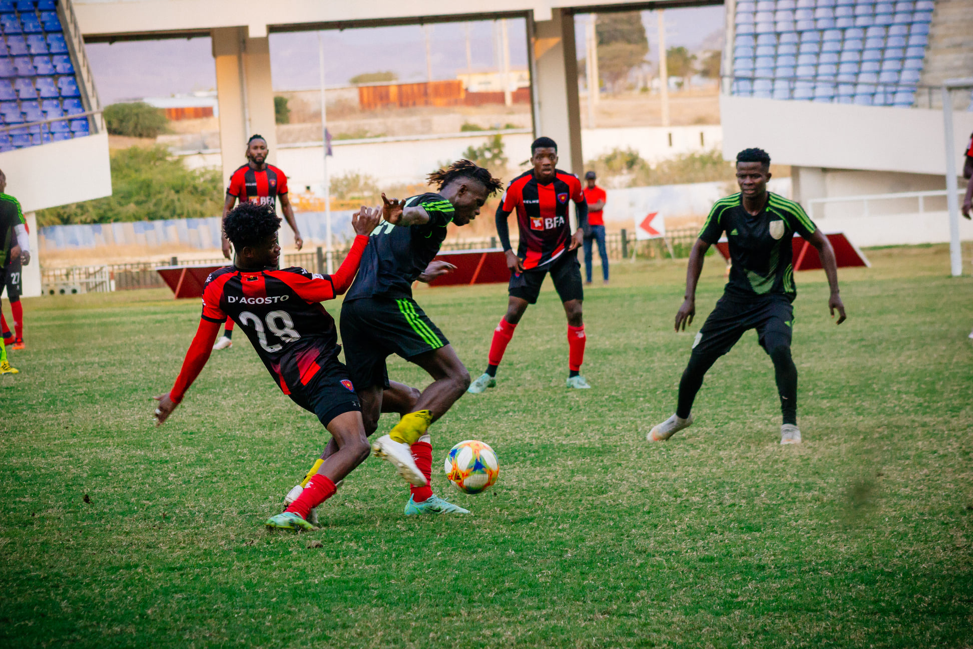 XAA-Desporto - GIRABOLA‼️ 1° de Agosto goleia em Benguela. Os militares  venceram nesta quarta-feira, 3 de novembro, ao Sporting de Benguela por  0-5, no Estádio de Ombaka, em partida de acerto da