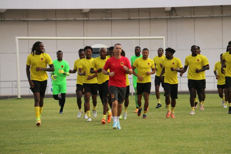 Qualificação Mundial Futebol: Seleção Nacional faz hoje treino de  preparação para jogo com Angola – A Nação – Jornal Independente