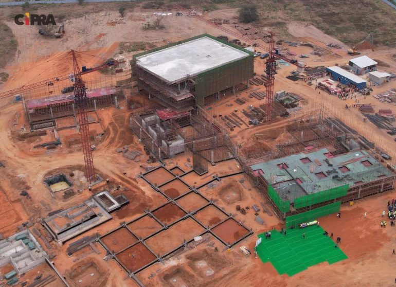 Presidente da República visita obras de construção do novo hospital na área da camama, cuja conclusão está prevista para 2026