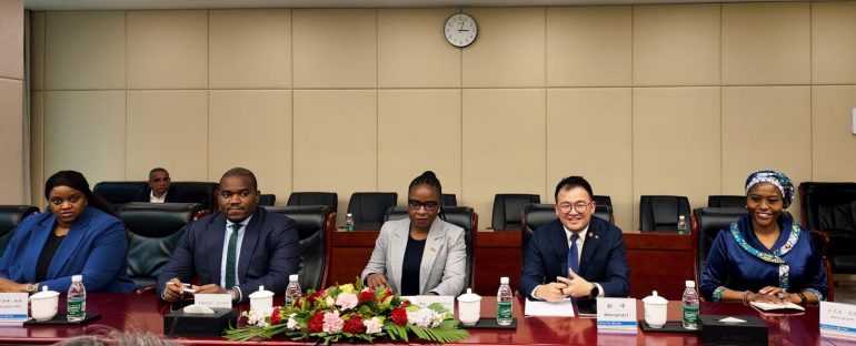 Ministra das Finanças inicia visita oficial à China para reforço da cooperação económica