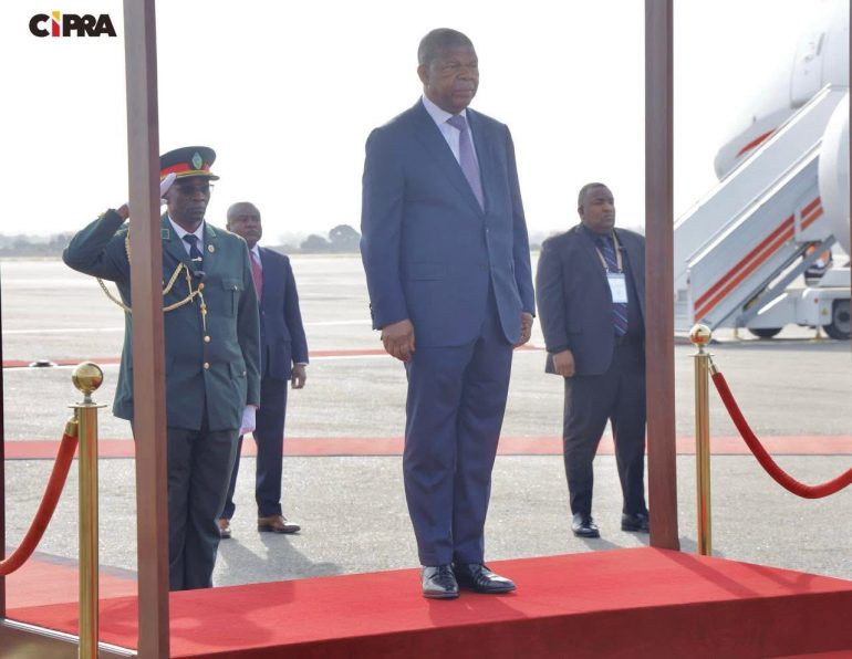 PR João Lourenço a caminho de Lisboa para assistir à investidura do novo Presidente português