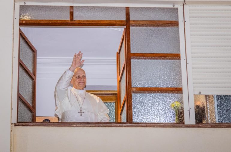 Papa Leão XIV emociona fiéis ao acenar na Nunciatura Apostólica